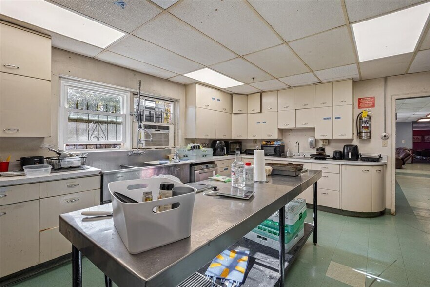 More Photos Of 928 W Hillcrest Dr, Dekalb Sorority Fraternity House For Sale