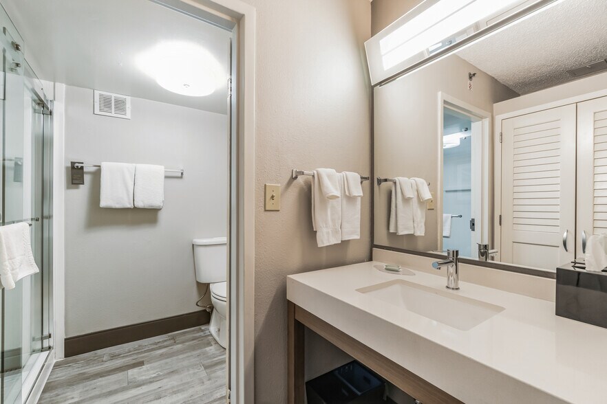 More Photos Of 1917 Coliseum Dr, Hampton Hotel For Sale