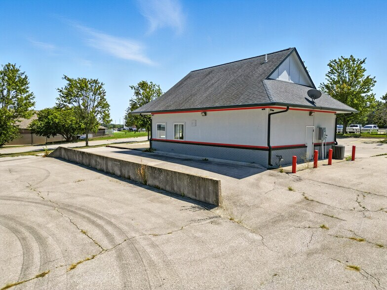 More Photos Of 700 N Country Ave, Kearney Restaurant For Sale