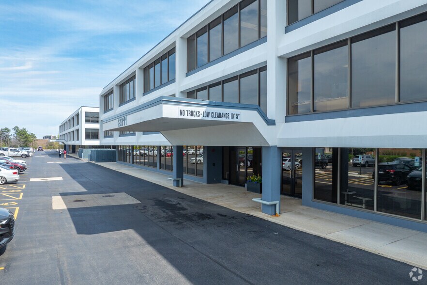 More Photos Of 2311 W 22nd St, Oak Brook Office For Lease