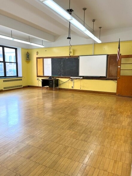 More Photos Of 237 Jerome St, Brooklyn Schools For Lease