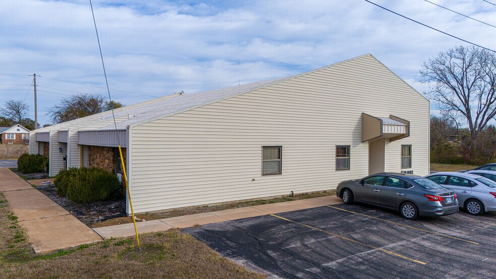 More Photos Of 3802 S Santa Fe Ave, Chanute Medical For Sale