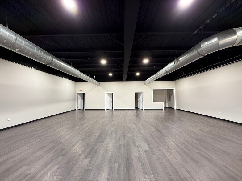 More Photos Of 2406 W Walnut St, Garland Storefront Retail Office For Lease