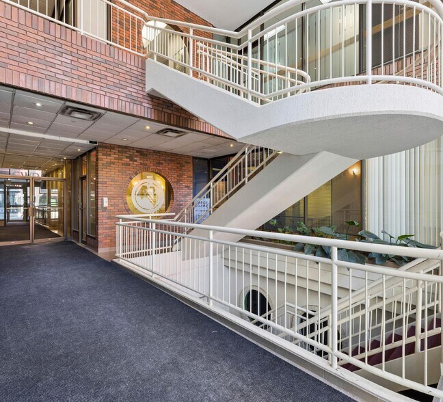 More Photos Of 21 Queen St E, Brampton Office For Sale