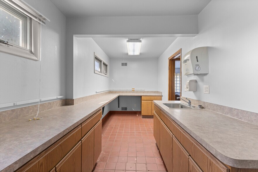 More Photos Of 435 Sumpter rd, Belleville Hospital For Sale