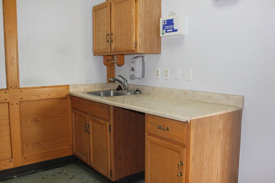 More Photos Of 1954 10 Av NW, Medicine Hat Warehouse For Sale