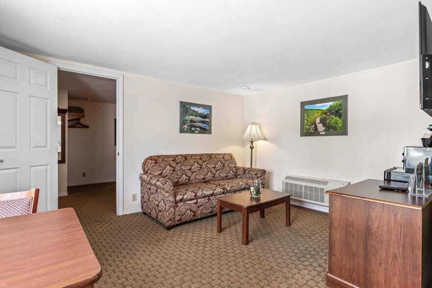 More Photos Of 310 S McCune St, Pilot Knob Hotel For Sale