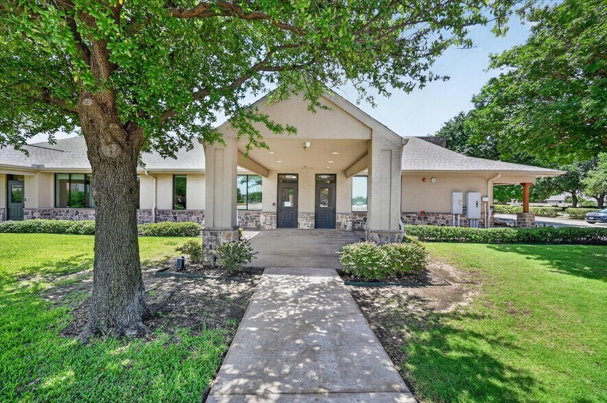 More Photos Of 6200 Stone Hill Farms Pky, Flower Mound Loft Creative Space For Lease