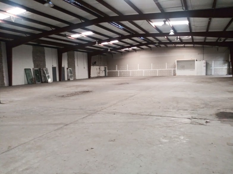 More Photos Of 5017 N Coolidge Dr, Tampa Warehouse For Sale