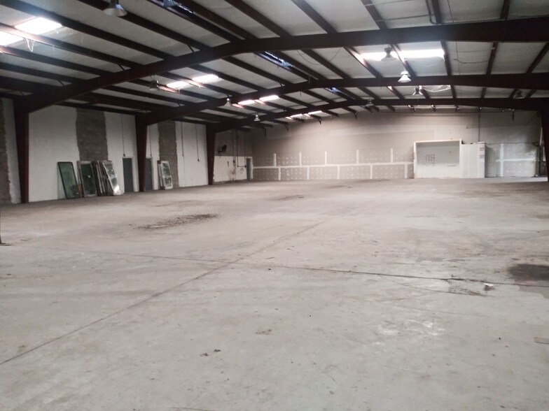 More Photos Of 5017 N Coolidge Dr, Tampa Warehouse For Lease