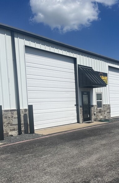 More Photos Of 701 Bear Cat Rd, Aledo Warehouse For Lease