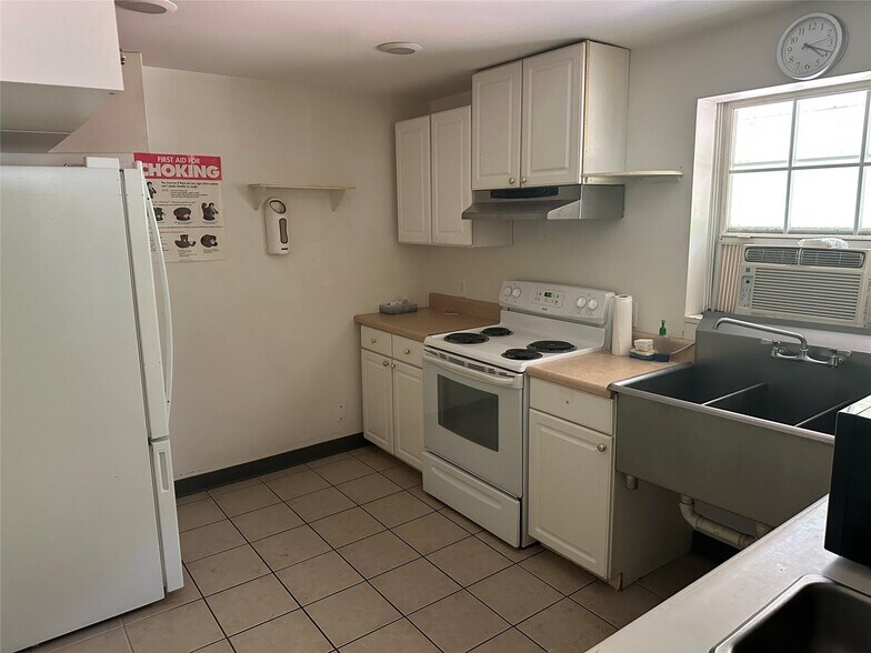 More Photos Of 2430 Carmel Ave, Brewster Office For Lease