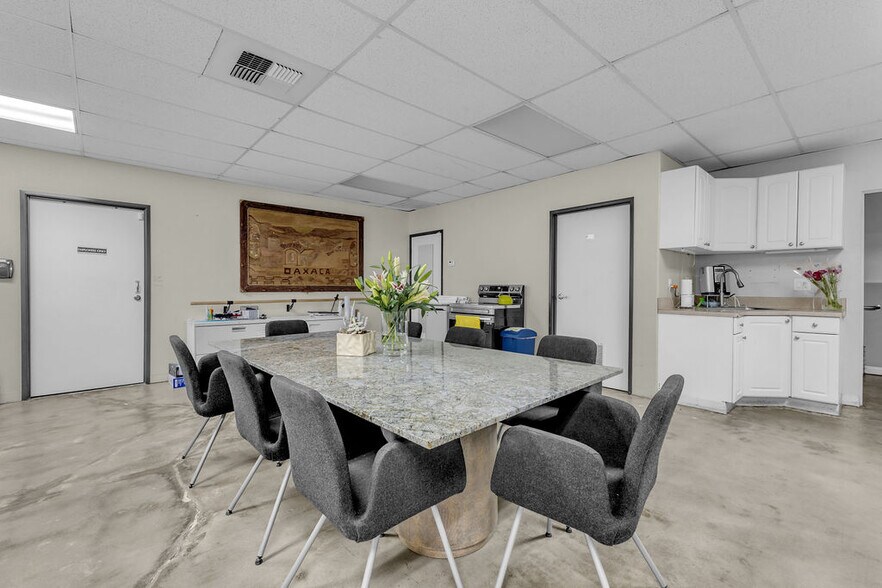 More Photos Of 81500 Industrial Pl, Indio Warehouse For Sale