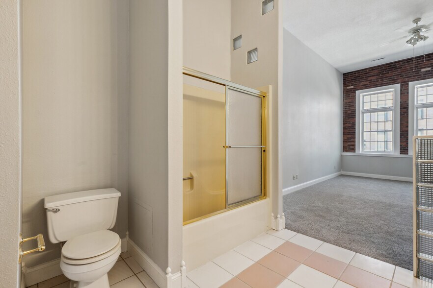 More Photos Of 626-632 Sycamore St, Waterloo Storefront Retail Office For Sale