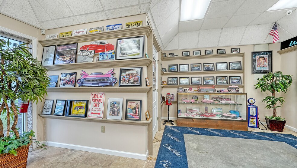 More Photos Of 2111 Whitfield Park Dr, Sarasota Showroom For Sale