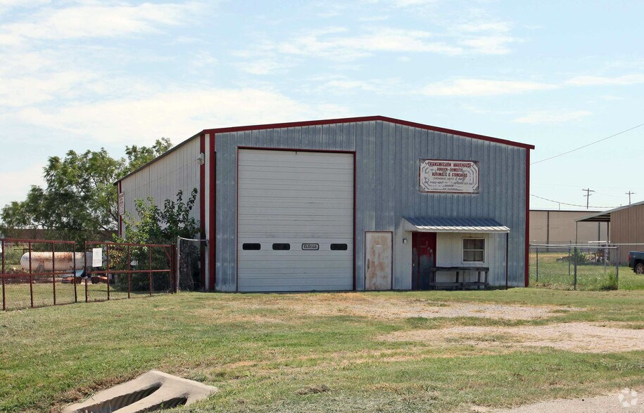 More Photos Of 2305 SW Holloway St, El Reno Warehouse For Lease