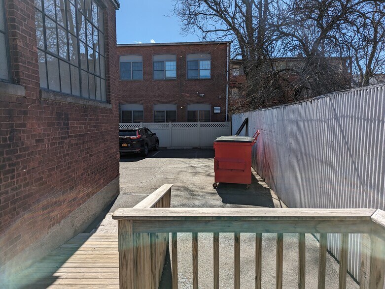 More Photos Of 583 Pacific St, Stamford Freestanding For Lease