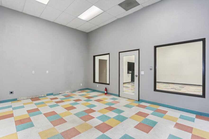 More Photos Of 1112 D St, Sacramento Showroom For Sale