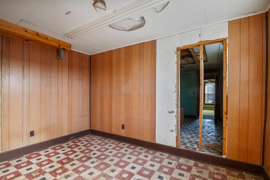 More Photos Of 333 Main St, Gainesville Office For Sale