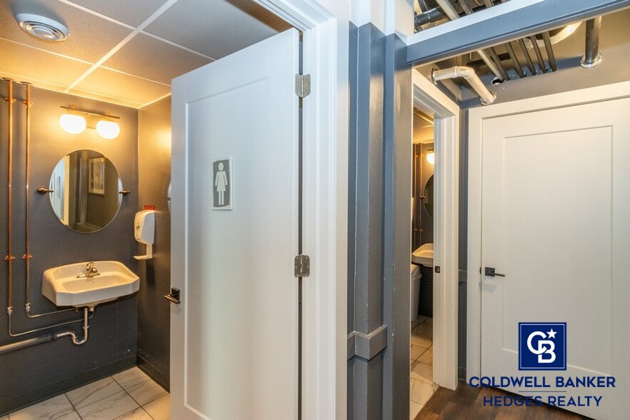 More Photos Of 916 W 9th St, Vinton Specialty For Sale