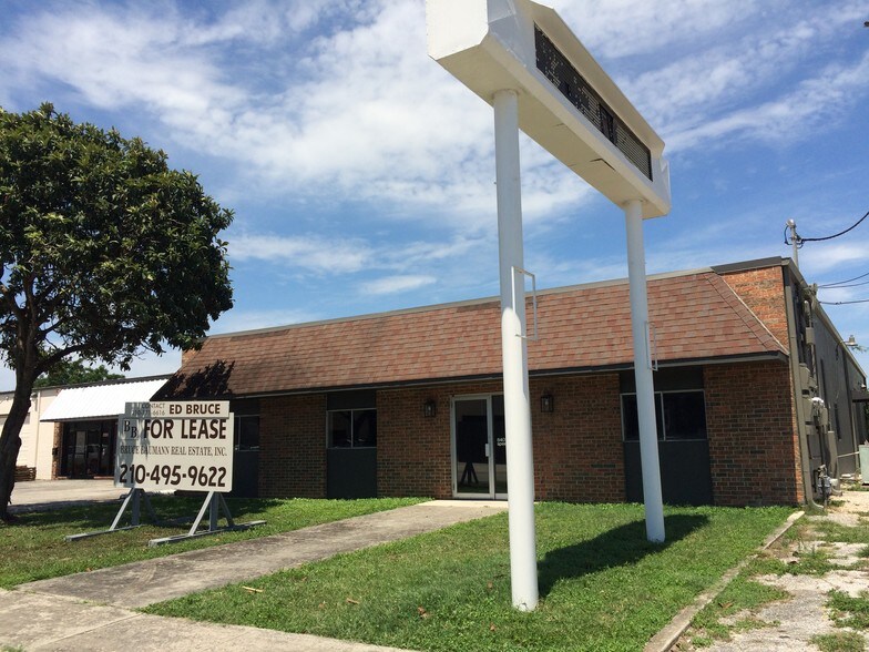 More Photos Of 8402 Speedway Dr, San Antonio Warehouse For Lease
