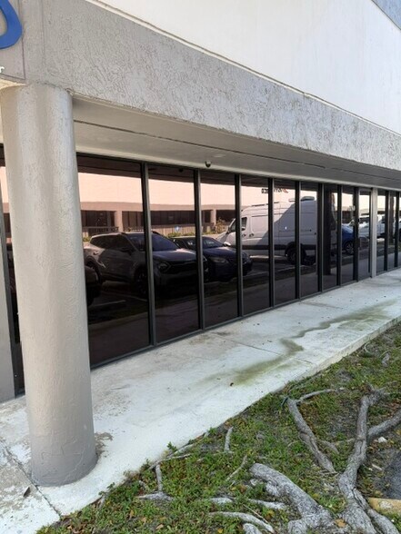 More Photos Of 2560 N Powerline Rd, Pompano Beach Showroom For Lease