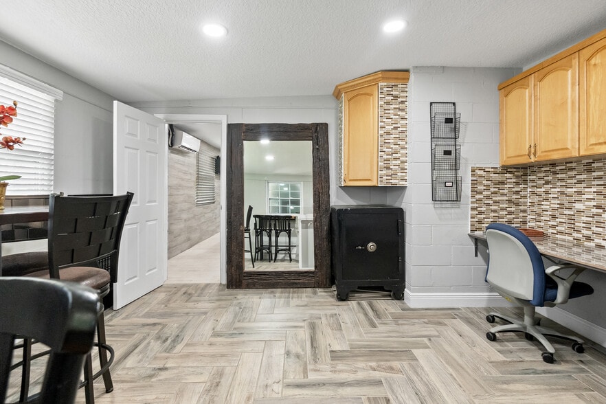 More Photos Of 5424 Edgewater Dr, Orlando Flex For Lease