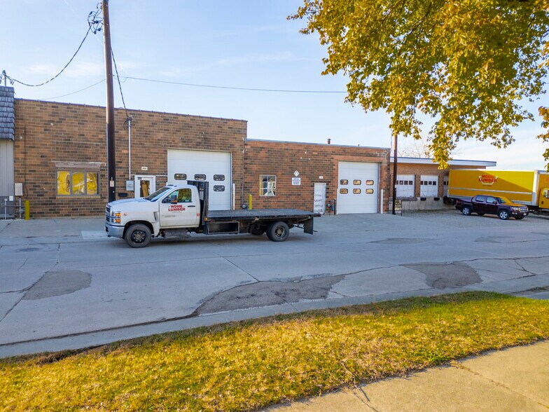 More Photos Of 708-712 S Jefferson Ave, Mason City Flex For Sale