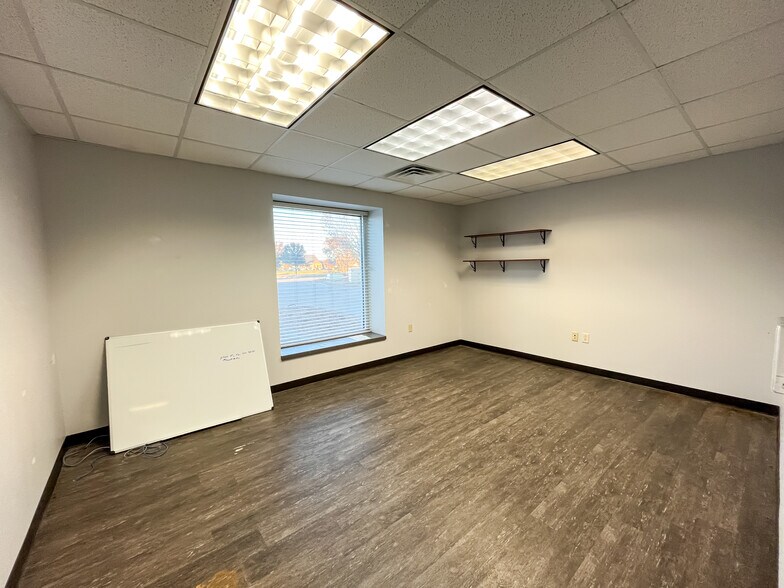 More Photos Of 3460 N Ridge Rd, Wichita Freestanding For Lease