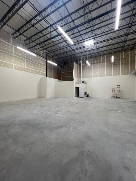 More Photos Of 5609 Sandy Lewis Dr, Fairfax Flex For Lease