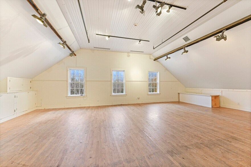 More Photos Of 11 Indian Wells Hwy, Amagansett General Retail For Lease