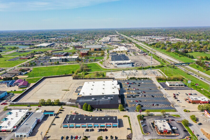 More Photos Of 3329 S Veterans Pkwy, Springfield General Retail For Lease