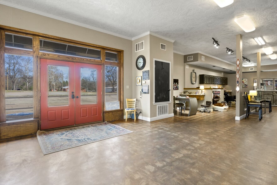 More Photos Of 112 N Lamar St, Daingerfield Storefront For Sale