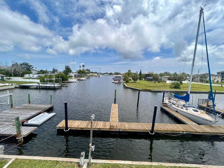 More Photos Of 6501 Boatyard Dr, Hudson Specialty For Sale
