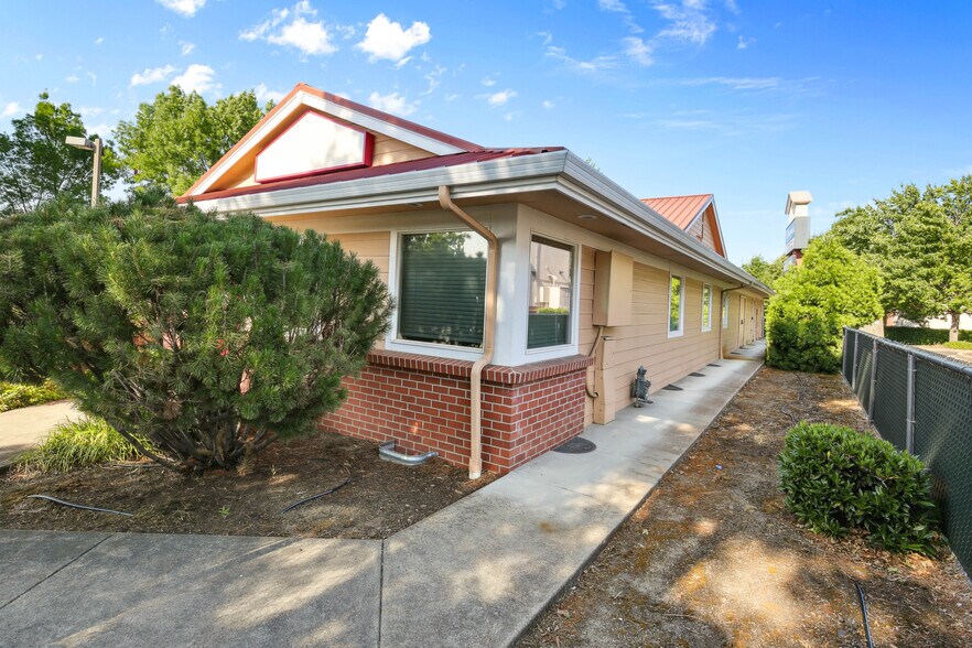 More Photos Of 81 Freeman Ct, Central Point Office For Sale