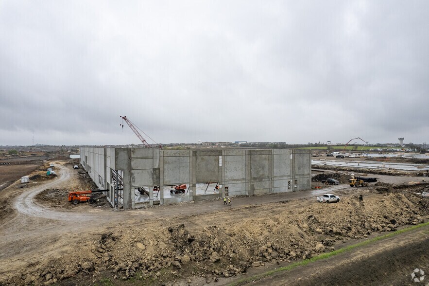 More Photos Of 170 Deep Roots Dr, Buda Distribution For Lease