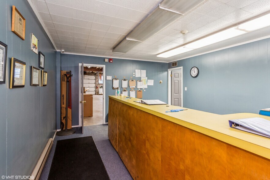 More Photos Of 7331 Ridgeway Ave, Skokie Showroom For Lease