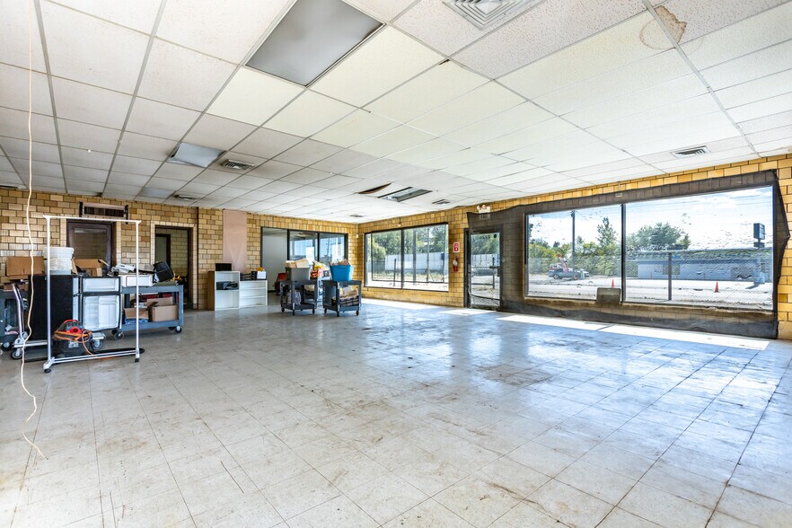 More Photos Of 2726 E Broadway, Alton Flex For Sale