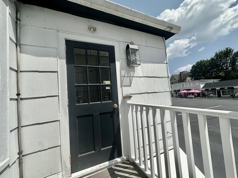 More Photos Of 123 Mason St, Greenwich Office For Lease