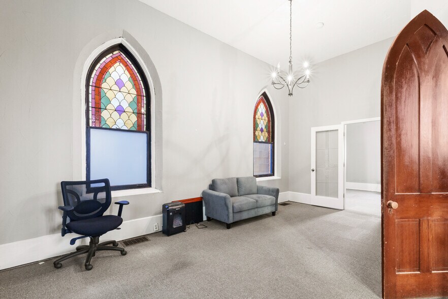 More Photos Of 311 17th St, Ashland Loft Creative Space For Sale