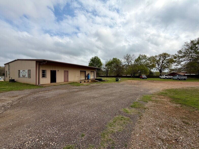 More Photos Of 2000 E Murchison St, Palestine Light Manufacturing For Sale