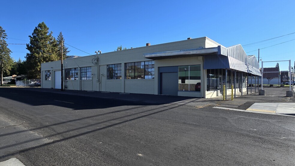 More Photos Of 4609 S 6th St, Klamath Falls Storefront For Sale