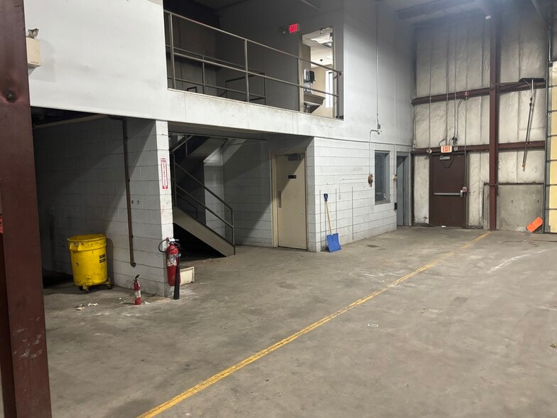 More Photos Of 55 Industrial Rd, Cumberland Truck Terminal For Lease