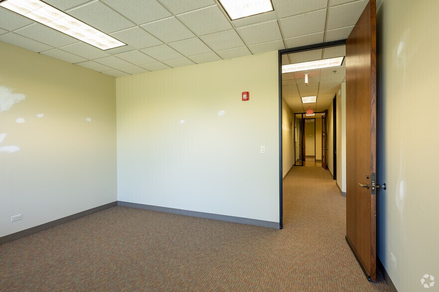 More Photos Of 450-500 E Diehl Rd, Naperville Unknown For Lease