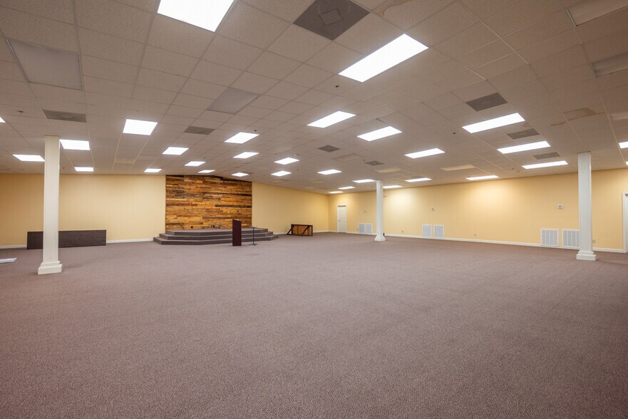 Primary Photo Of 1006 Lynn Ln, Starkville Flex For Lease