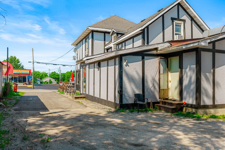 More Photos Of 7 Union St, Smiths Falls Restaurant For Sale