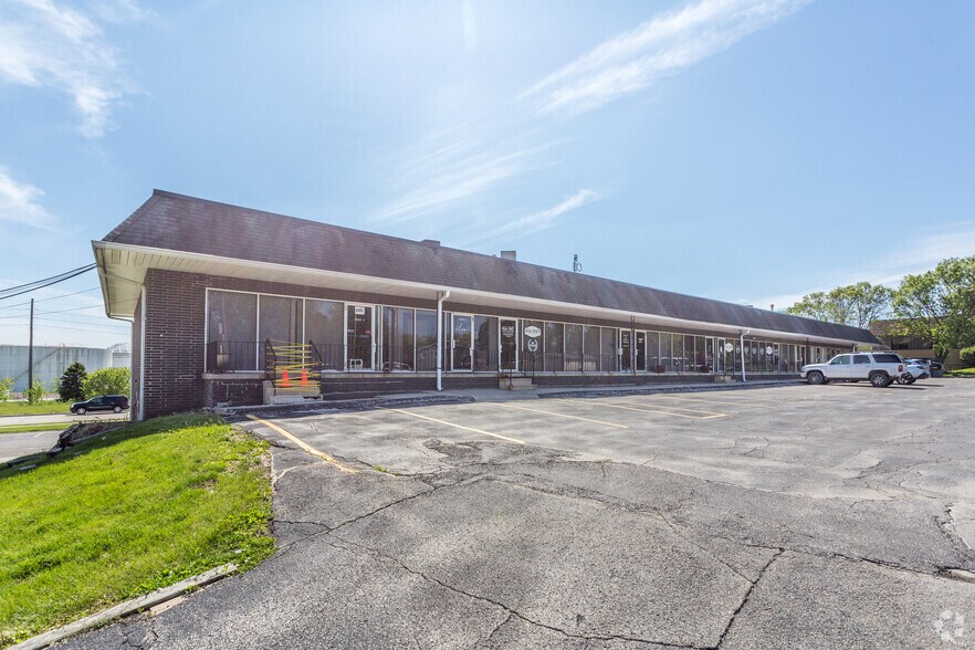 More Photos Of 8421 University Ave, Clive Office Residential For Lease