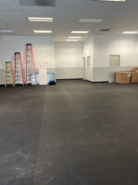 More Photos Of 6095 SE Tualatin Valley Hwy, Hillsboro Health Club For Lease