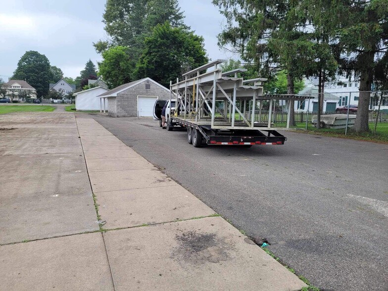 More Photos Of 224 Michael Ln, New Berlin Racetrack For Sale