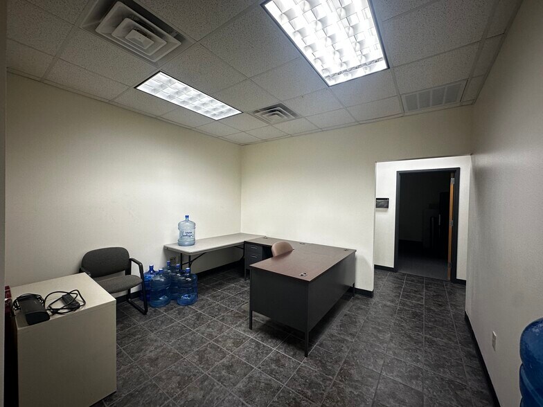 More Photos Of 302 Thunder Rd, Duenweg Warehouse For Lease